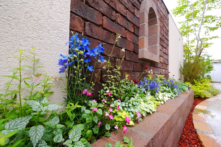 彩と可愛らしさの草花が大事 岡山市外構 美興プランニング