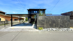 重厚感とシャープさを兼ね備えた黒の似合う外構