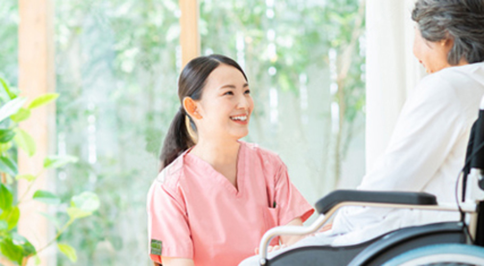 【加古川市】老人保健施設での介護が必要な高齢者へのリハビリ全般のお仕事です(正社員)/年間休日125日でプライベートも充実♪