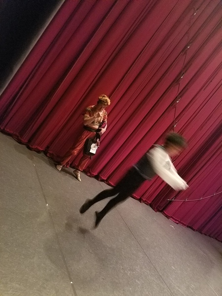 舞台裏で…①
