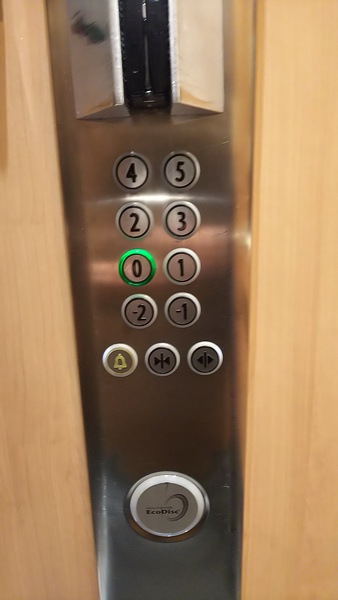 スイス、エレベーターにて……