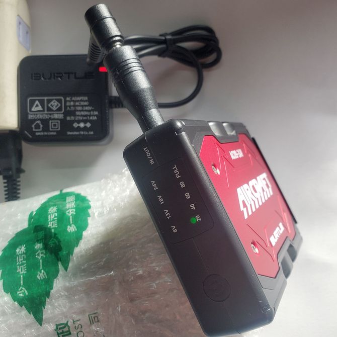 BURTLE AC10-3 アダプター付充電器 17Vから30Vまで 充電できます。